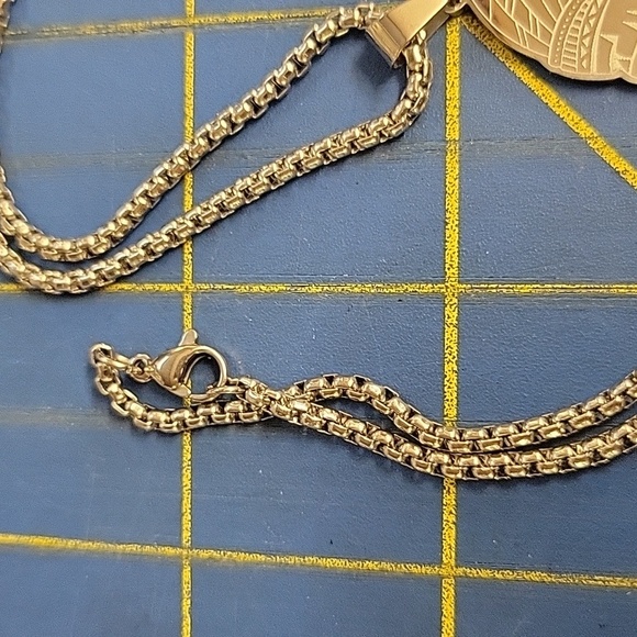 Indian Head 1" Silver Tone 23" Necklace - Picture 3 of 3